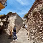 Tyche House * 卡斯泰尔莫拉